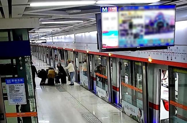 乘客突发心脏病 众人伸手紧急施救