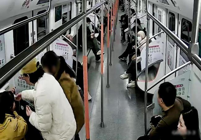 乘客突发心脏病 众人伸手紧急施救 温暖救援全程记录